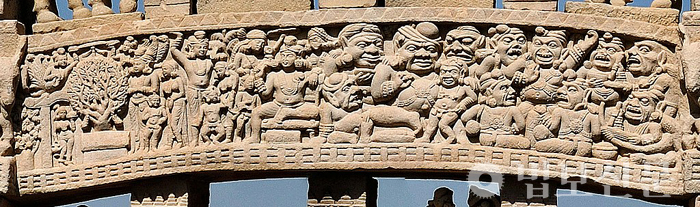 산치대탑 북문의 조각. 왼쪽의 보리수는 부처님의 상징으로 부처님의 성도를 방해하기 위해 나타난 마라의 세 딸과 악마들.