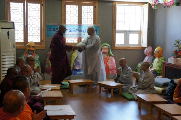 수국사 주지이자 마주협 상임대표 호산 스님은 외국인 스님들의 활동을 격려하는 의미에서 소정의 지원금을 전달했다.
