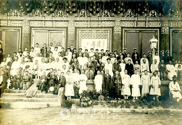 1914년 통도사에서 열린 성해 스님 회갑기념 사진.