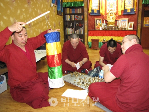몽골법당 간단사 서울포교당에서 스님들이 봉축 법회를 준비하고 있다. 법보신문 자료사진.