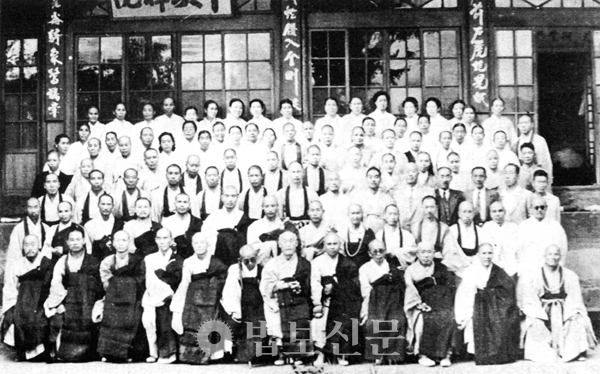 월하 스님(밑에서 셋째줄 맨 왼쪽)은 1954년 9월 선학원에서 열린 전국비구승대표자대회에 통도사 출신으로는 유일하게 참석해 비구승 중심으로 구성된 종단 집행부에서 총무부장과 종회의원에 피선됐다. 사진출처 ‘영축총림 통도사 근현대불교사'