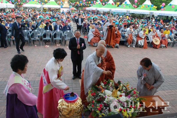 안성불교 사부대중이 아기부처님을 목욕시키는 관불의식을 진행하고 있다.