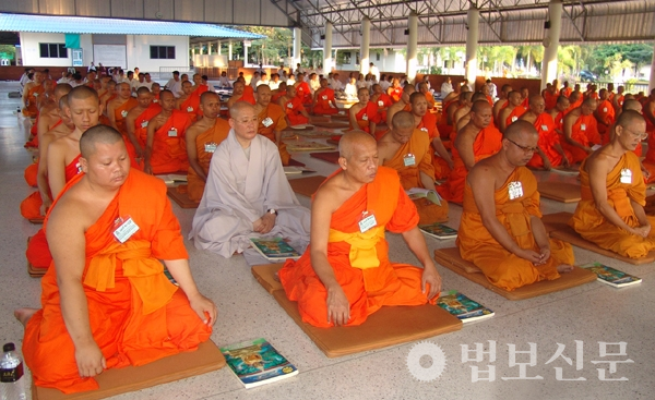 태국 명상센터에서 45일간 수행 정진하는 스님들 모습.