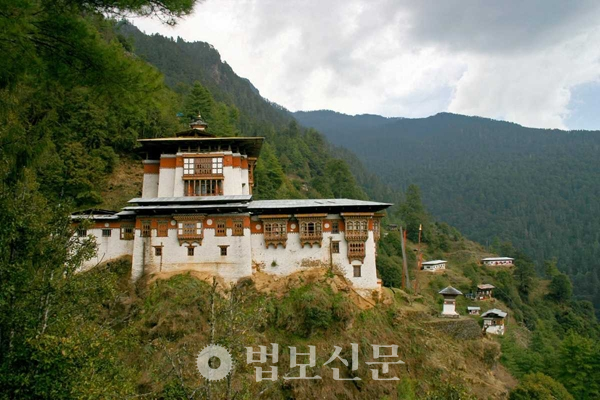 행복의 나라 부탄에서 가장 성스러운 불교성지로 꼽히는 곳 중 하나인 팀푸의 탕고 사원.