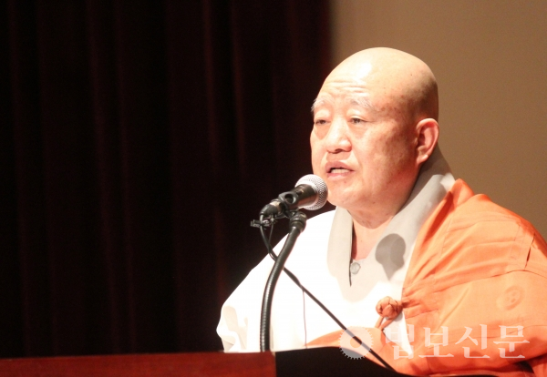 총무원장 원행 스님은 온통 나쁜 이야기로 가득한 세상에서 부처님 가르침을 따라 바른 길을 걷는 참된 불제자의 모습에 감탄했다.