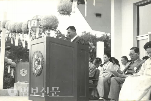1977년 육군사관학교에서 열린 부처님오신날 봉축법회에 참석한 당시 정승화 교장.