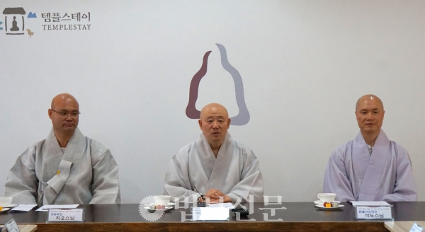 (사진 왼쪽부터) 기회국장 지오, 주지 원명, 템플스테이사무국장 석두 스님.