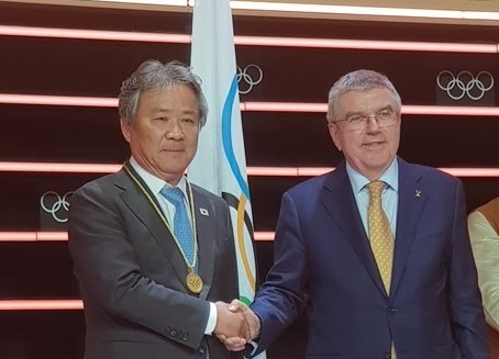 IOC 134차 총회에서 IOC위원으로 선출된 이기흥 회장이 토마스바흐 IOC위원장에게 축하를 받고 있다.