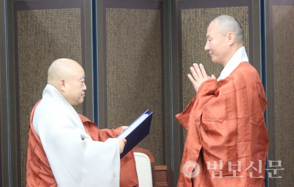 조계종 총무원장 원행 스님은 7월2일 서울 한국불교역사문화기념관 4층 접견실에서 법상 스님에게 대흥사 주지 임명장을 전달했다.