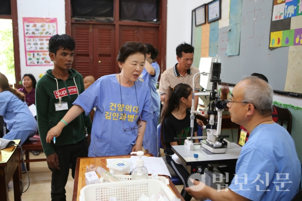 김안과병원 의료진은 봉사 현장에서 각 의료진이 의논을 거듭하며 환자를 위한 최상의 진료를 전개하는 데 힘썼다.