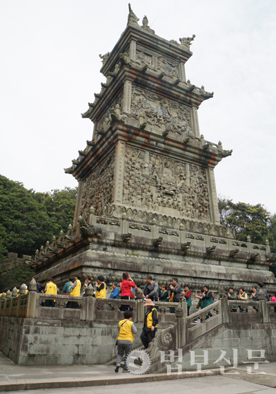 중국 보타낙가산의 오백나한탑에는 각 나라 불자들의 발길이 끊이지 않는다.