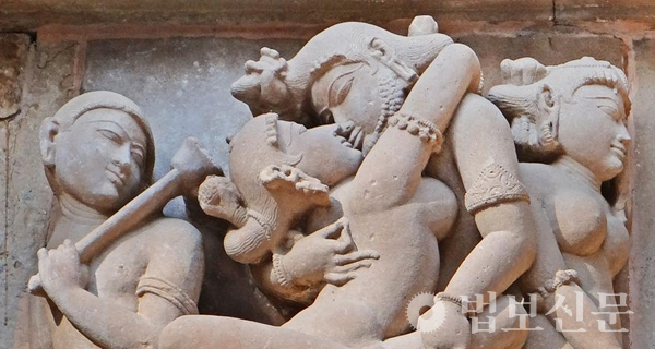 고대 인도의 까마(kama), 즉 욕정을 표현한 수많은 부조 가운데 하나.