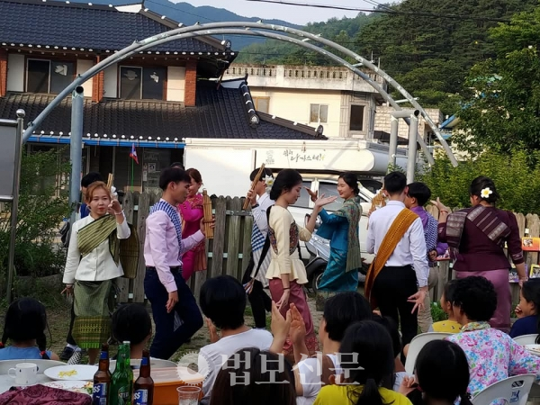 라오스 국립대 학생 11명은 실상사 사부대중 공동체의 초청으로 한국을 방문해 지역 마을공동체를 탐방하고 라오스 전통 춤 공연을 통해 민간문화교류의 장을 열었다.