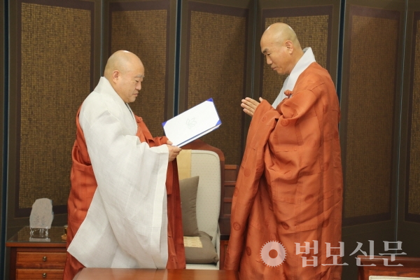 원행 스님은 7월26일 오후 서울 한국불교역사문화기념관 4층 집무실에서 옥천암 주지에 일감 스님을 임명했다.