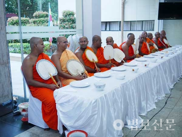 스리랑카의 스님들이 신도집에 초대받아 공양을 받는 모습.