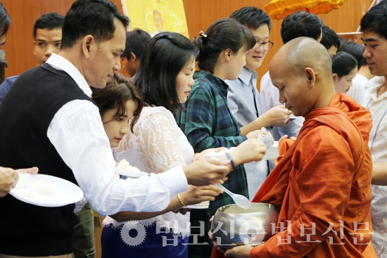 캄보디아불교센터가 진행한 프쫌벤 축제. 법보신문 자료사진.