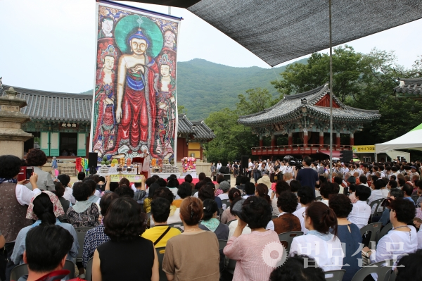 범어사 지장기도 회향을 기념하는 불교음악가 정율 스님의 추모공연이 괘불 앞에서 전개됐다.