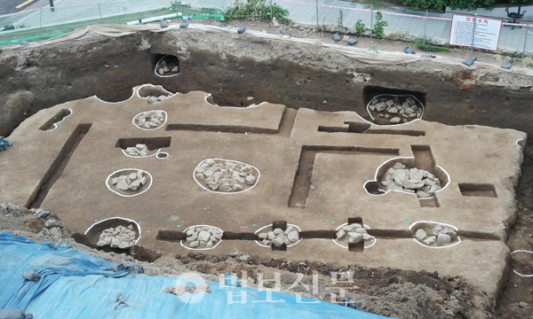 김해시 발굴현장에서 가야시대 왕실사찰로 추정되는 건물지가 발견됐다. 김해시 제공.
