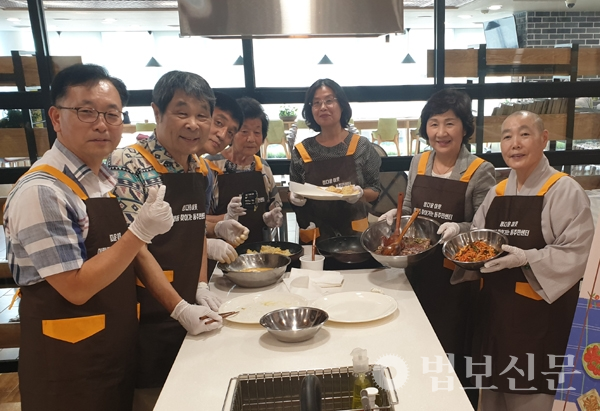 종로노인종합복지관장 정관 스님이 8월26일 ‘한가위 행복한 밥상’ 행사에서 지역주민들과 추석 음식을 만들고 있다.