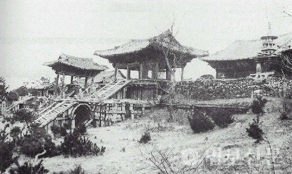 위태로운 모습의 불국사 청운교·백운교와 자하문(1914년 촬영).