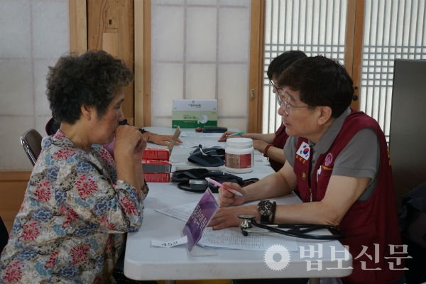 전국병원불자회도 이날 봉사활동에 참여해 어르신들을 대상으로 건강검진을 진행했다.