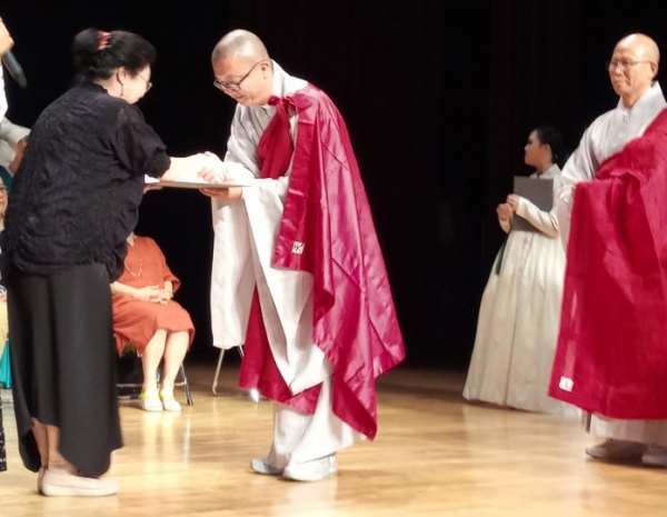 진효 스님 외 12명이 천수바라로 은상을 수상하는 모습.