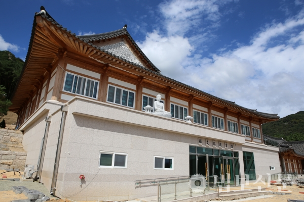 금정총림 범어사가 10월2일 숙원불사인 선문화교육센터를 개관한다. 사진은 선문화교육센터 4개동 가운데 한 곳인 선문화교육관.
