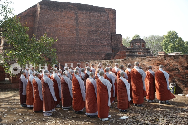 조계종 해외순례연수에 참여한 스님들은 곳곳에서 부처님과 조사들의 발자취를 더듬었다. 인도 나란다대학에서도 옛 스님들을 떠올리며 예경을 올렸다.