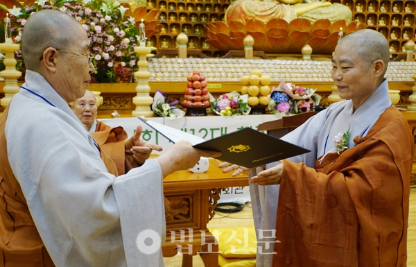 전국비구니회 12대 회장에 당선된 본각 스님이 선거관리위원장 성정 스님으로부터 당선증을 받았다. 본각 스님은 “비구니스님들의 화합”을 일성으로  제시했다.