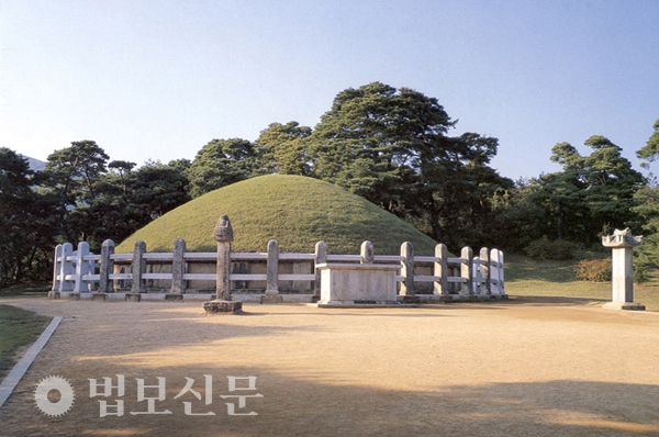 사적 제21호 김유신 장군묘.