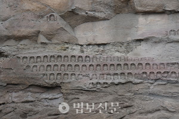 중국 산서성 운강진에 있는 석굴사원 벽면에는 대형 불상 외에도 소박한 크기의 많은 불상들이 조성되어 있다.