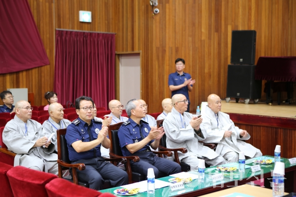 부산교도소 교정교화 법사단 스님들도 함께했다.