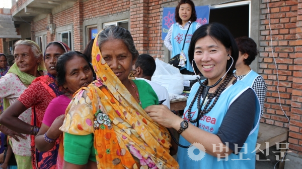 108자비손 의료봉사회를 이끌며 네팔, 인도 등의 해외 오지에서도 의료봉사를 실천해 온 권 원장.