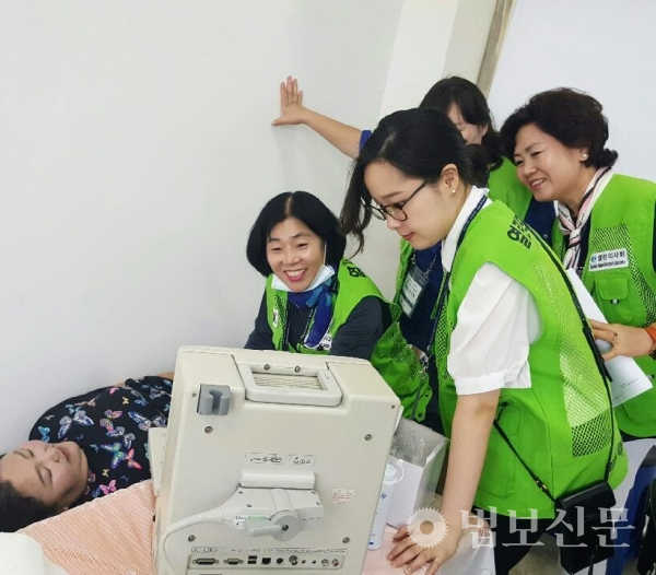 열린의사회 봉사 중 산모 초음파 진료.