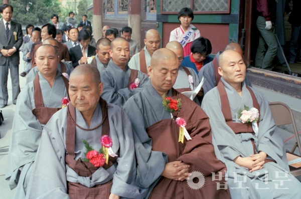1982년 4월 조계사 봉축법요식에 참석한 총무원장 진경 스님(앞줄 가운데)과 원로의장 기종 스님(왼쪽), 의현 스님(오른쪽). 국가기록원