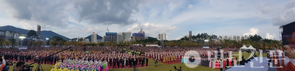 이날 부산시민공원에는 10만 불자의 결집을 실현, 세계평화의 원력을 새기는 부산 불교도 축제의 장으로 거듭났다.