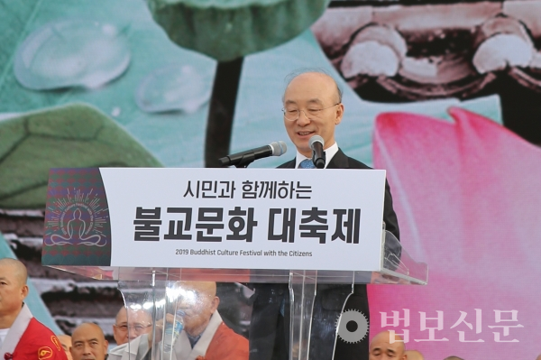 문재인 대통령의 축하 메시지를 대독한 김조원 민정수석.