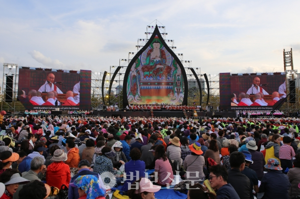 부산불교문화축제조직위원회는 10월20일 부산시민공원 특설무대에서 ‘2019 불교문화대축제’를 봉행했다.