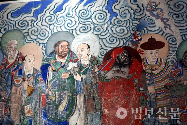 중국 산시성(山西省)에 있는 윈강석굴 사원의 내부 벽면에 그려져 있는 초조 달마와 고승들.