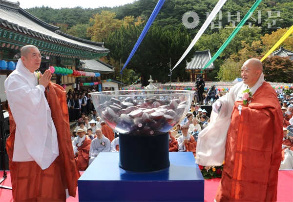 은해사 주지 돈관 스님(사진 왼쪽)이 백만원력 결집에 동참한 신도들의 저금통을 총무원장 원행 스님에게 전달했다.