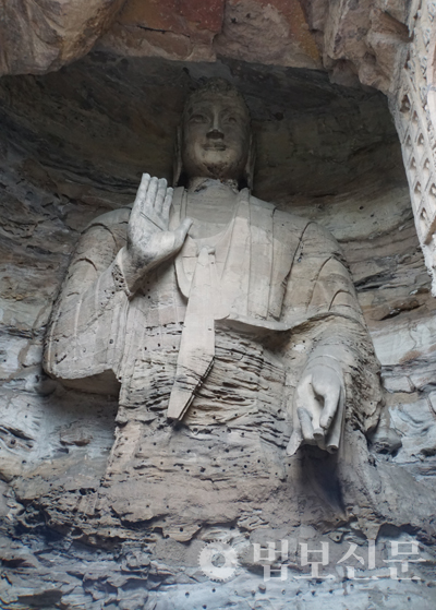 윈강석굴의 벽면에 조성되어 있는 시무외인의 수인을 하고 있는 부처님.
