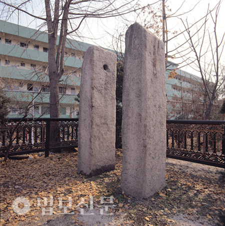 보물235호 서울 장의사지 당간지주.