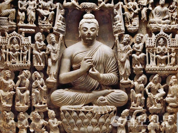간다라 불교미술의 진수를 보여주고 있는 설법하는 붓다의 모습. 이 불상은 1세기에서 5세기 사이에 제작된 것으로 현재 파키스탄의 불교문화유산으로 지정해 보존하고 있다.