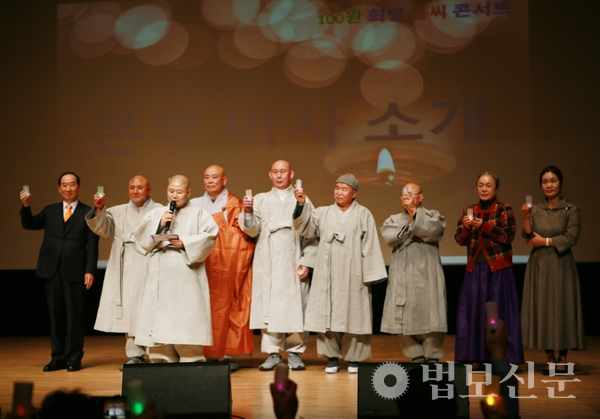 100원 희망불씨 콘서트의 마지막은 환우들의 쾌유를 기원하는 촛불기원제로 진행됐다. 