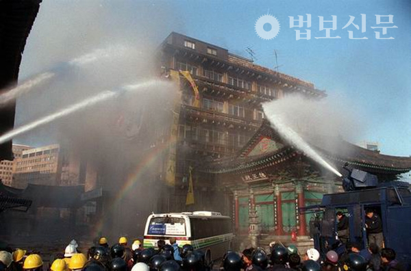 1998년 12월23일 총무원 청사 안으로 진입하려던 경찰이 격렬하게 버티고 있는 정화개혁회의 세력을 끌어내기 위해 물대포를 발사하고 있다.