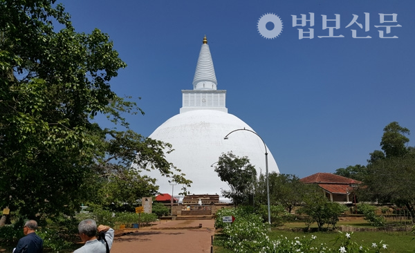 스리랑카의 고대 수도 아누라다뿌라에 있는 미리사와띠야(Mirisawatiya) 대탑의 모습.