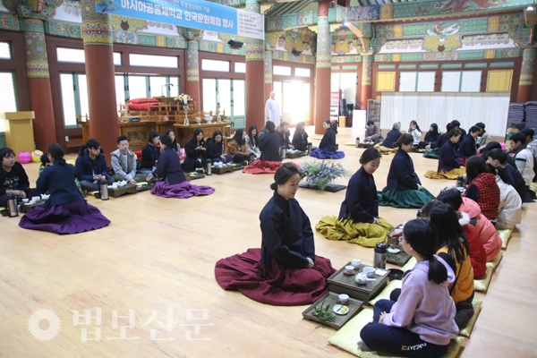 한국전통문화 체험행사에 참가한 다문화가정 청소년들은 다도 등 다양한 사찰문화를 통해 한국전통문화에 대한 이해의 시간을 가졌다.