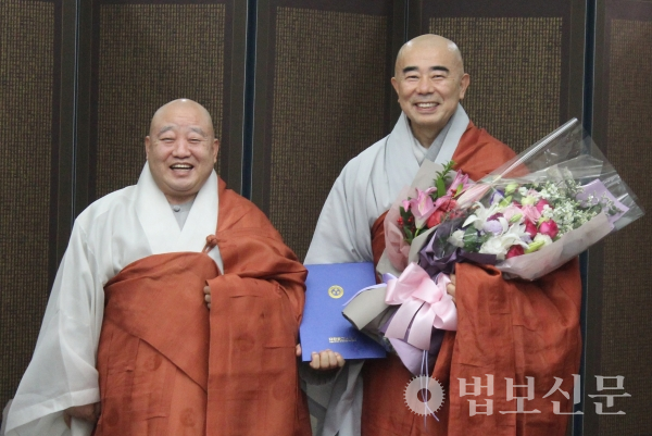 조계종 총무원장 원행 스님은 12월18일 서울 한국불교역사문화기념관 4층 접견실에서 월정사 주지후보로 선출된 정념 스님을 주지로 임명했다.