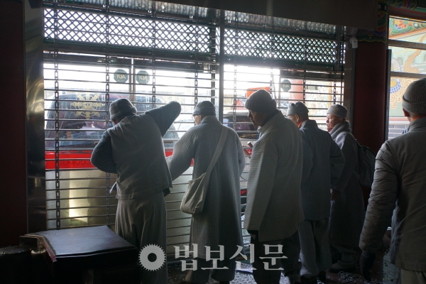청사 진입 후 폐쇄된 청사 문을 완전히 개방하고 있는 스님들.