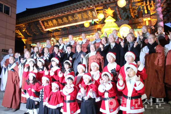조계종(총무원장 원행 스님)은 12월20일 서울 조계사 일주문 앞에서 크리스마스 트리등 점등식을 갖고 축하메시지를 발표했다.